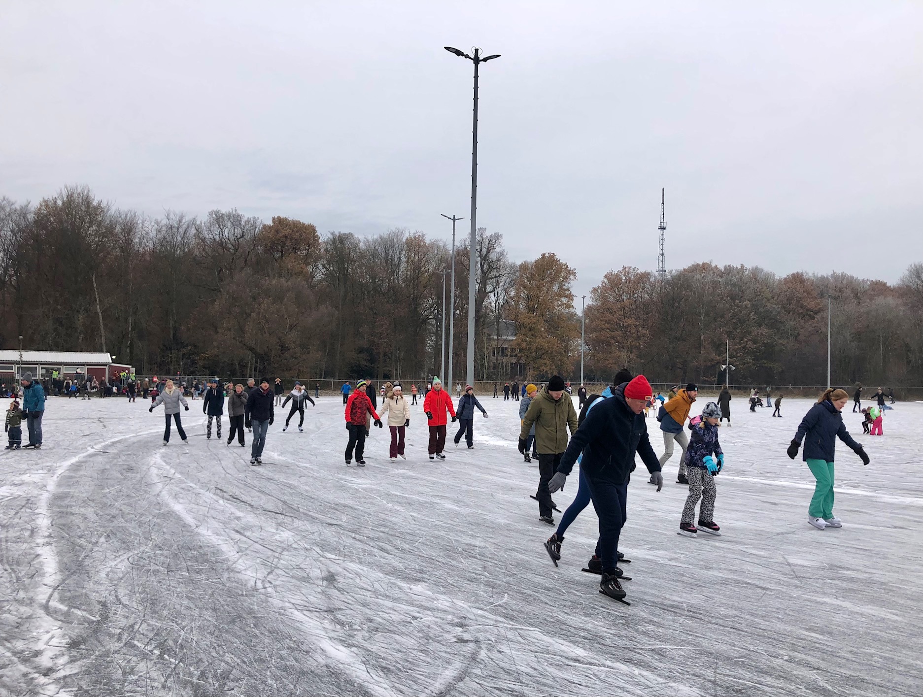 Rondjes schaatsen in de frisse winterlucht